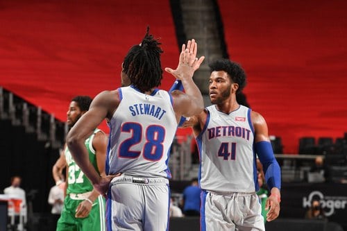 سرمربی فعلی تیم دیترویت پیستونز چیست؟