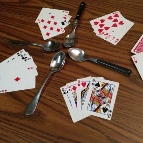 بازی قاشق چند نفره است؟